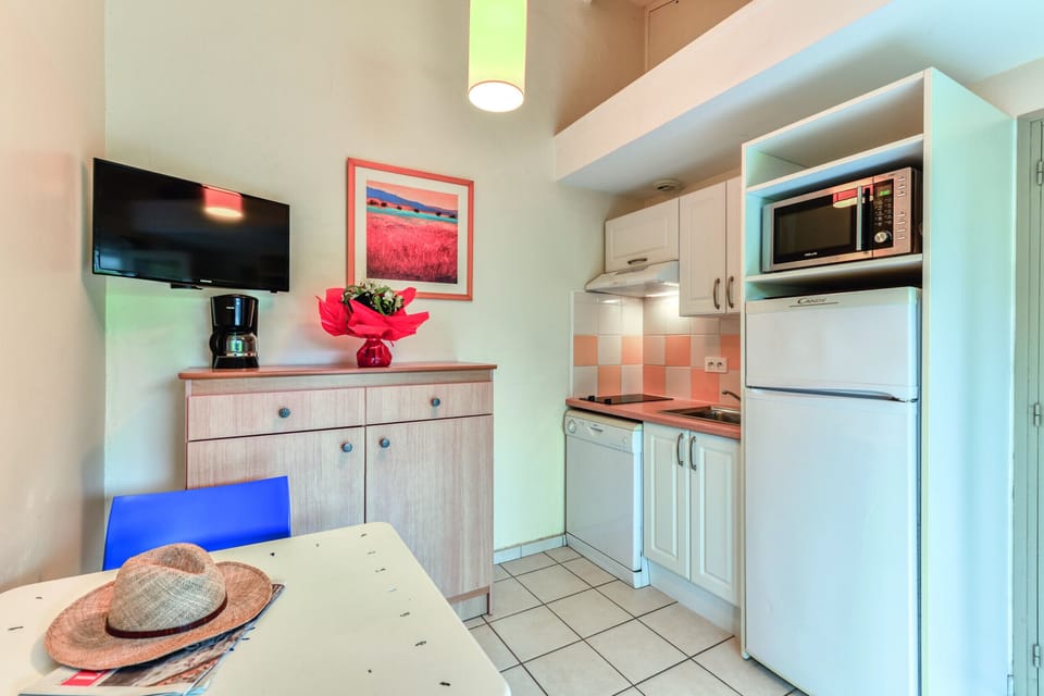 Basic Apartment, 1 Bedroom | Living area | 47-inch TV with satellite channels