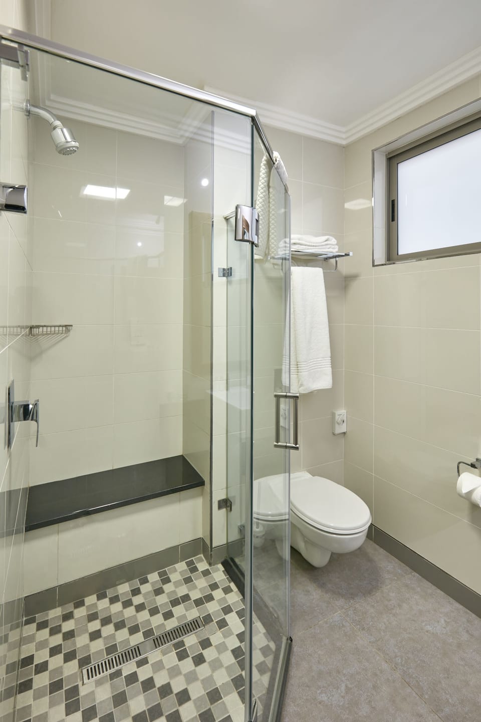 Executive Double Room, 1 Bedroom | Bathroom | Shower, free toiletries, hair dryer, towels