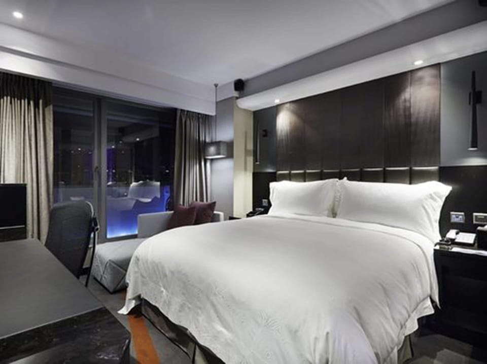 Eagle Studio | Premium bedding, down comforters, minibar, in-room safe