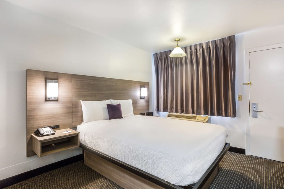Standard Room, 1 Queen Bed, Non Smoking | Desk, laptop workspace, blackout drapes, iron/ironing board