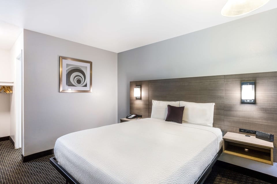 Standard Room, 1 Queen Bed, Non Smoking | Desk, laptop workspace, blackout drapes, iron/ironing board