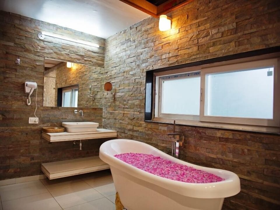 Luxury Cottage | Bathroom | Free toiletries, hair dryer, slippers, towels
