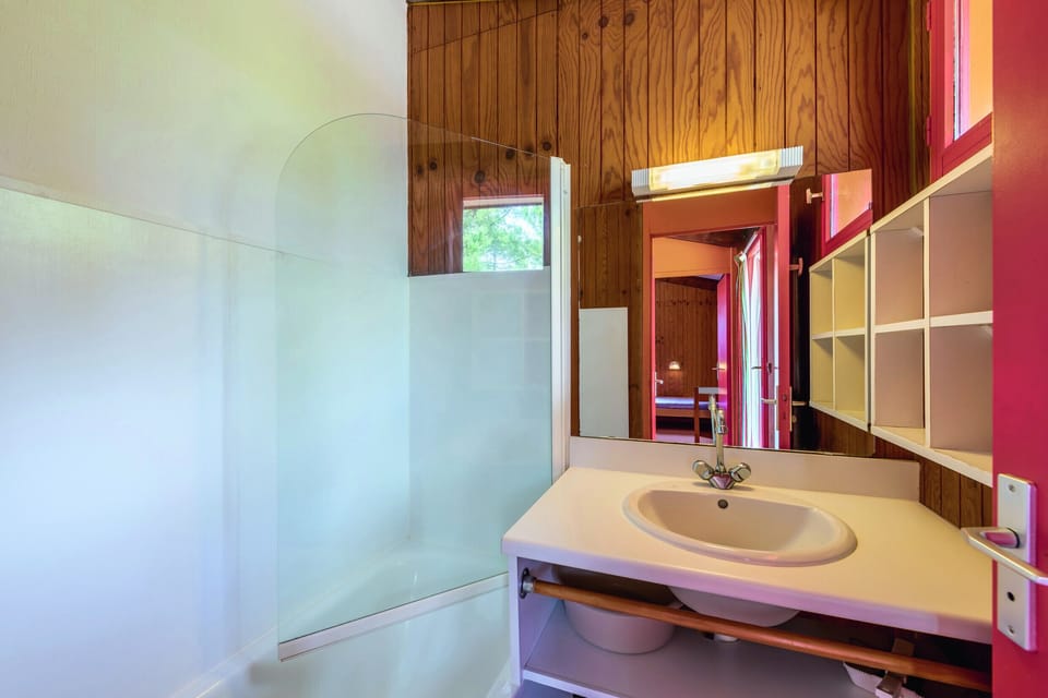Bathtub, toilet paper
