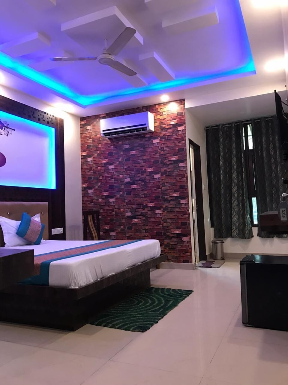 Luxury Double Room, 1 King Bed, Non Smoking, Garden View | Memory foam beds, in-room safe, soundproofing, free WiFi
