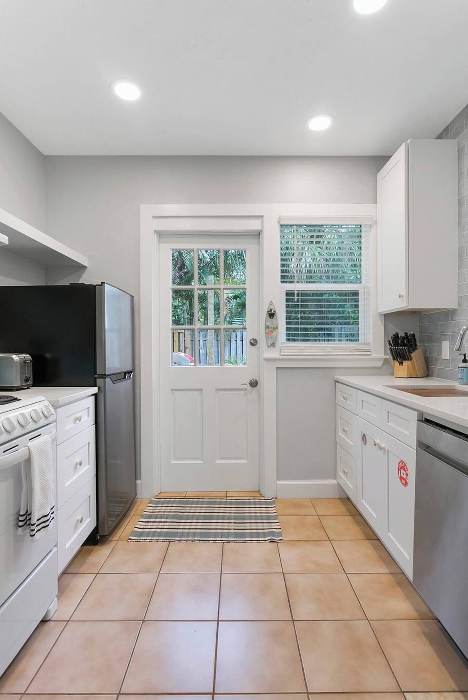 Each unit is equipped with a full kitchen of apartment sized appliances  including refrigerator, 4 burner range, dish washer, microwave and deep sink.  Walk out the back door of your kitchen to enter the fenced back yard. 