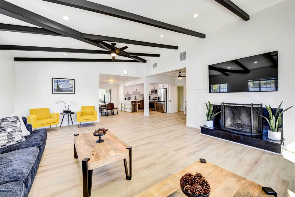 Living Room | Free WiFi | Smart TV | Central Heating | Fireplace