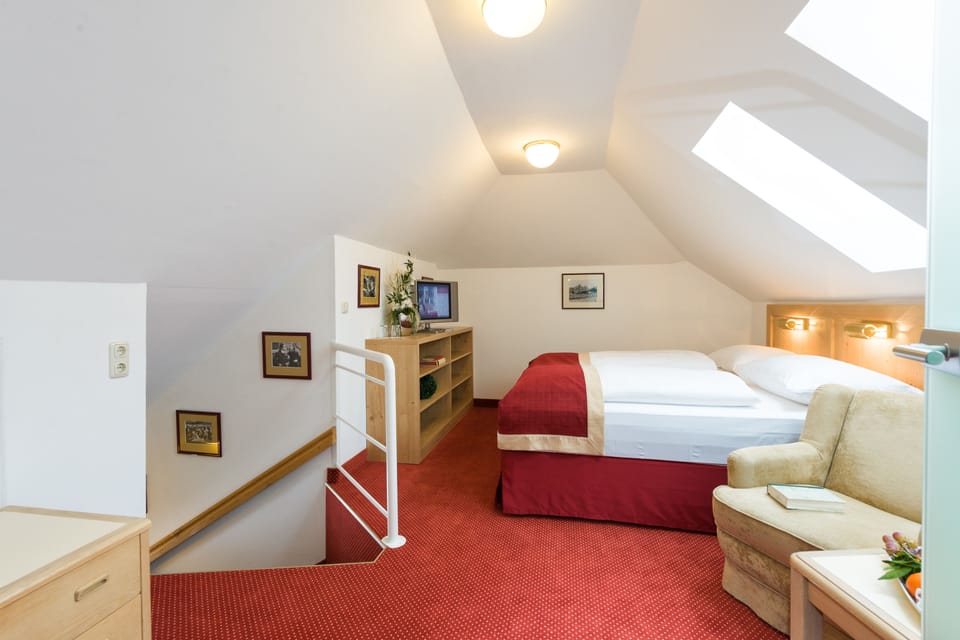 Double Room | Hypo-allergenic bedding, minibar, in-room safe, blackout drapes