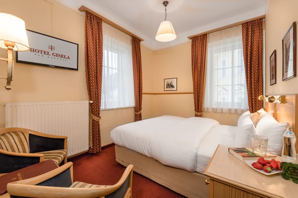 Double Room | Hypo-allergenic bedding, minibar, in-room safe, blackout drapes