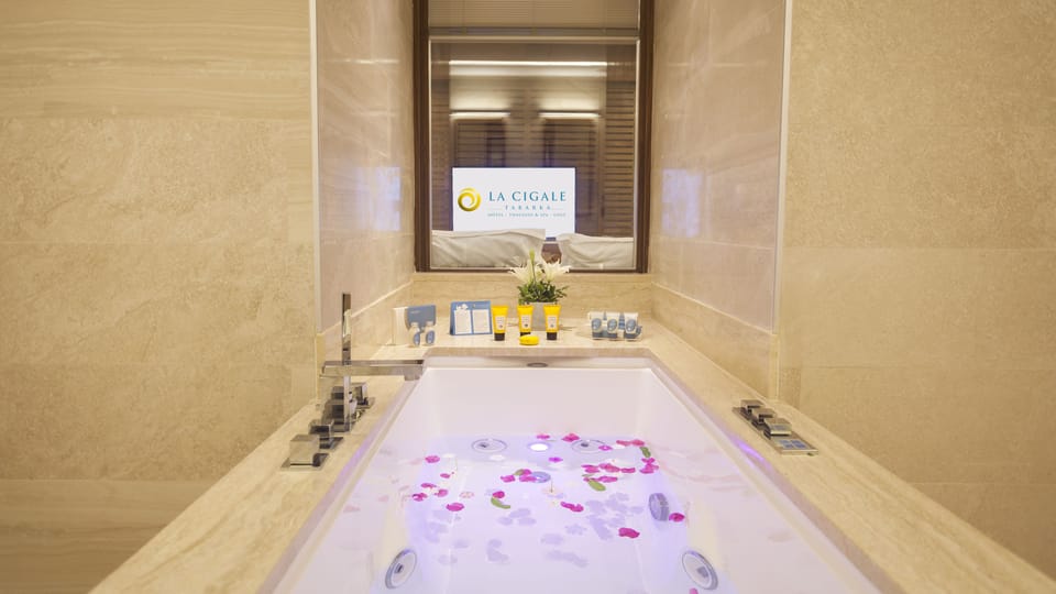 The Signature Villa | Bathroom | Combined shower/tub, free toiletries, hair dryer, towels