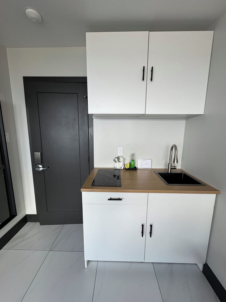 Comfort Room, 1 King Bed, Kitchenette | Private kitchen | Fridge, microwave, coffee/tea maker, eco-friendly cleaning products