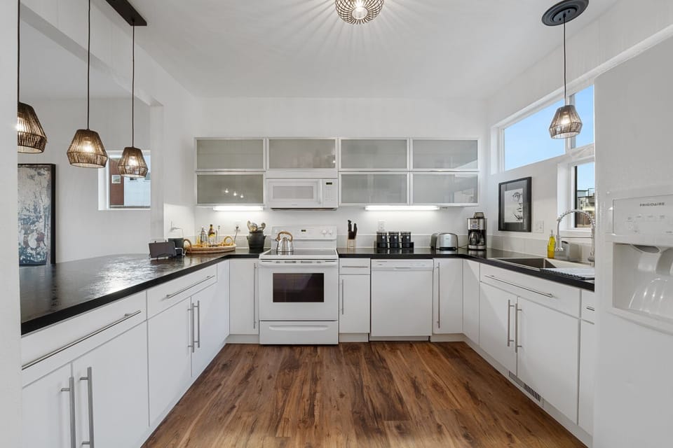House, Multiple Beds, Hot Tub | Private kitchen | Fridge, microwave, oven, stovetop