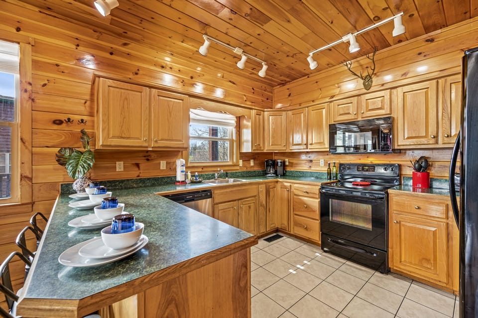 From pancakes in the morning to slow cooked dinners at night, this kitchen makes it easy to cook and connect.
