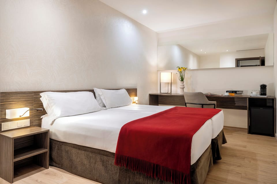 Hypo-allergenic bedding, in-room safe, desk, laptop workspace