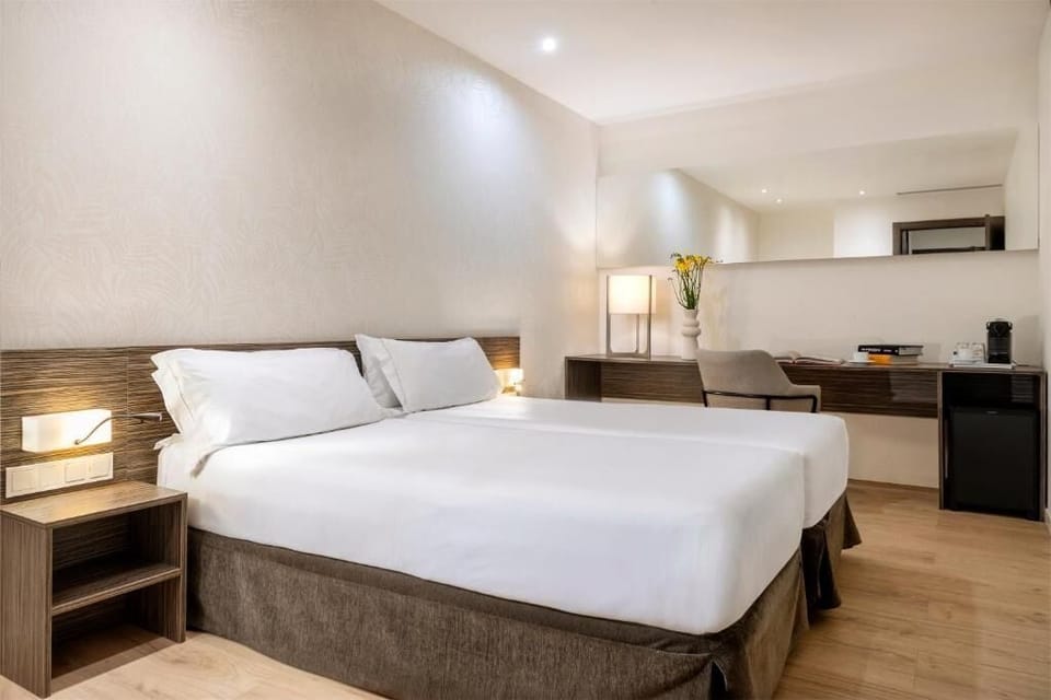 Hypo-allergenic bedding, in-room safe, desk, laptop workspace