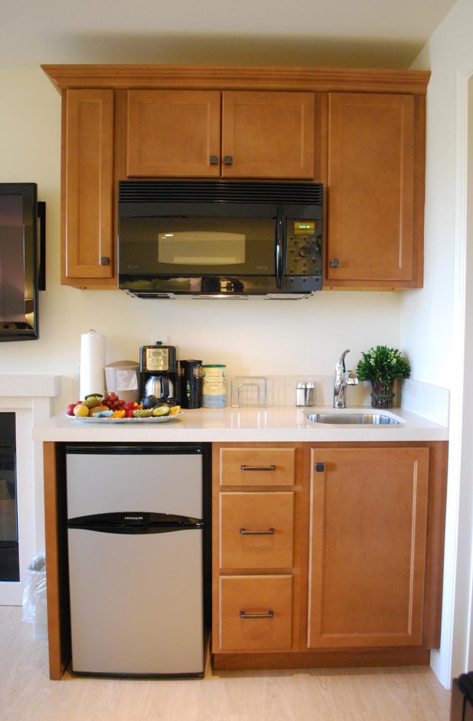 Coffee/tea maker, fridge, microwave