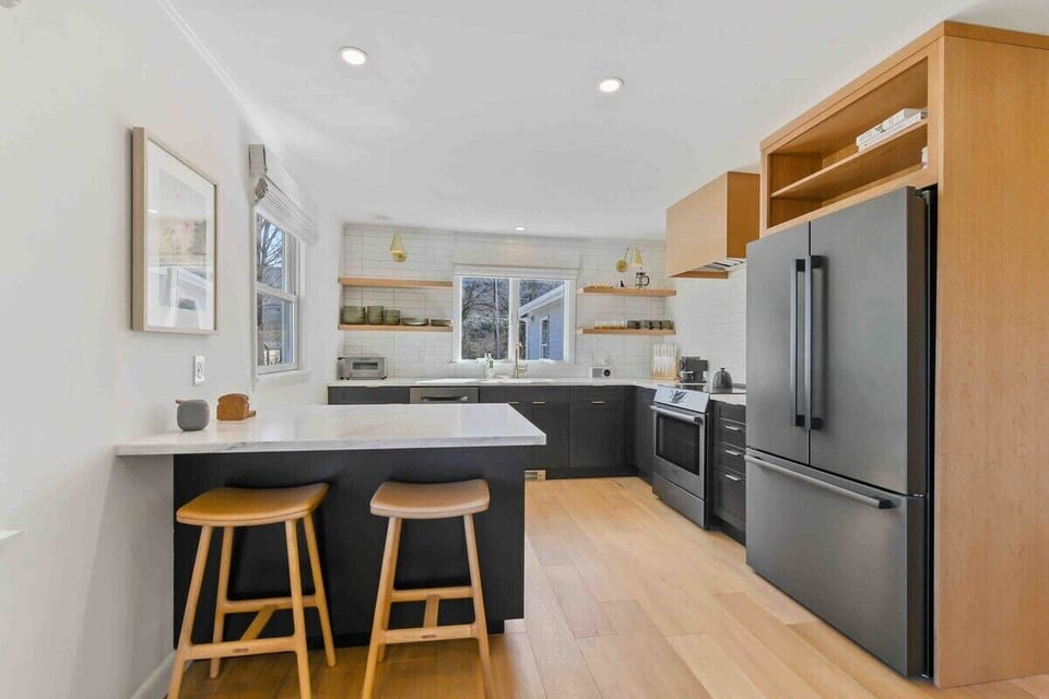 Light and bright, brand new well equipped kitchen