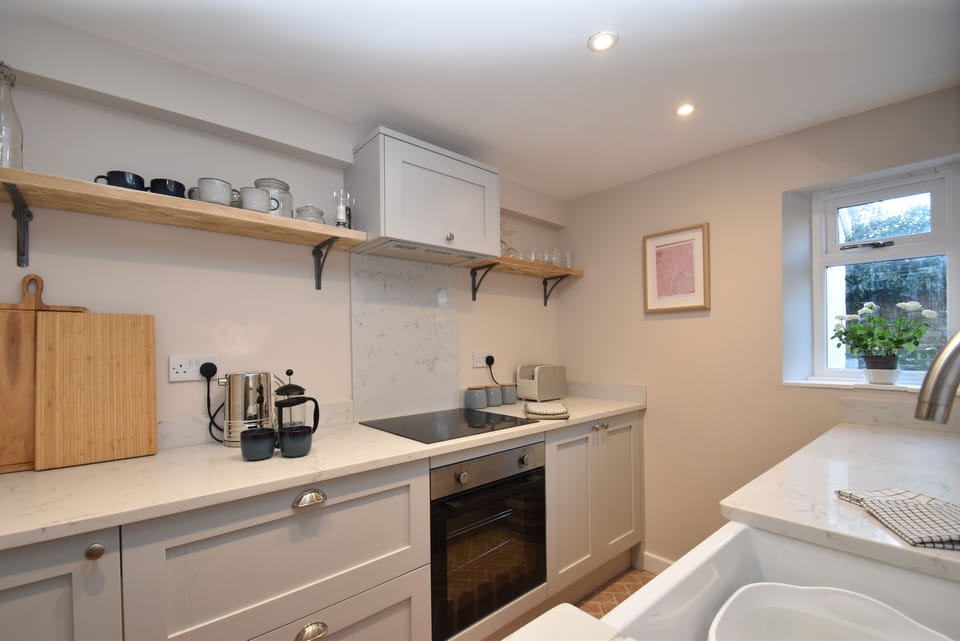 Romantic Cottage | Private kitchen | Electric kettle, highchair