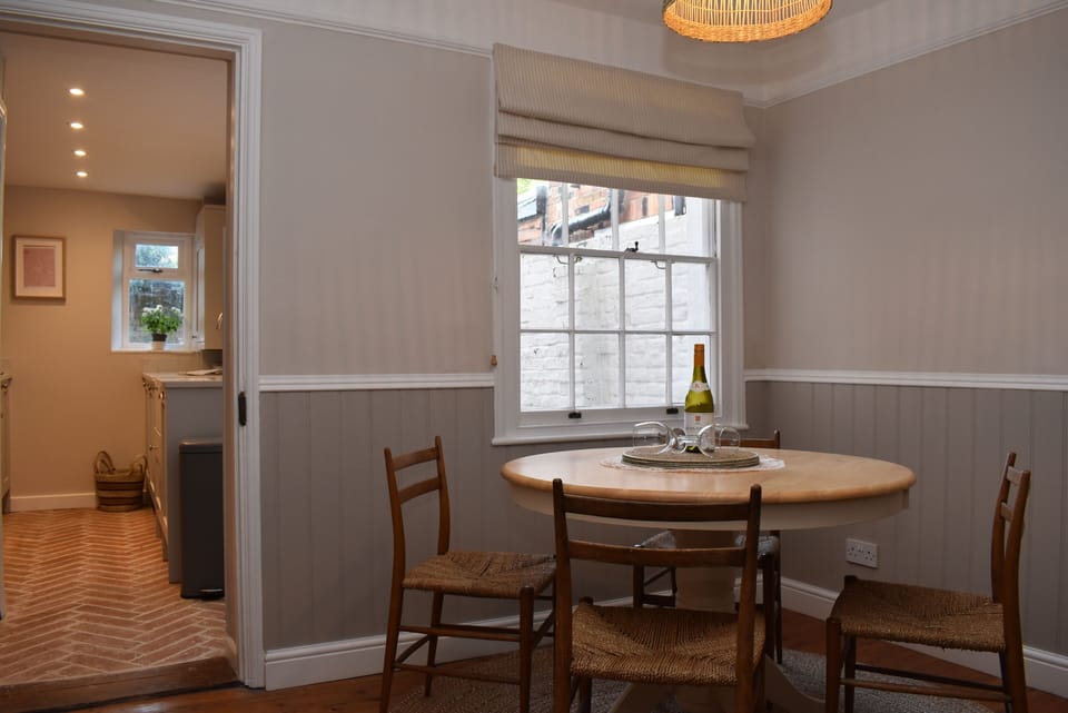 Romantic Cottage | In-room dining