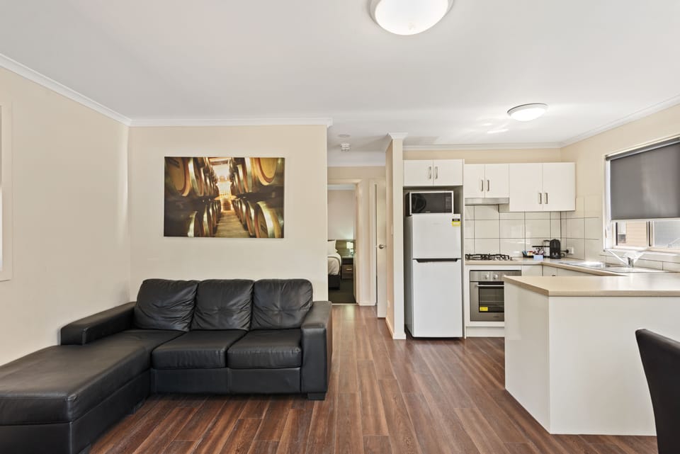 Deluxe 2 Bedroom Cabin - Sleeps 5 | Living room