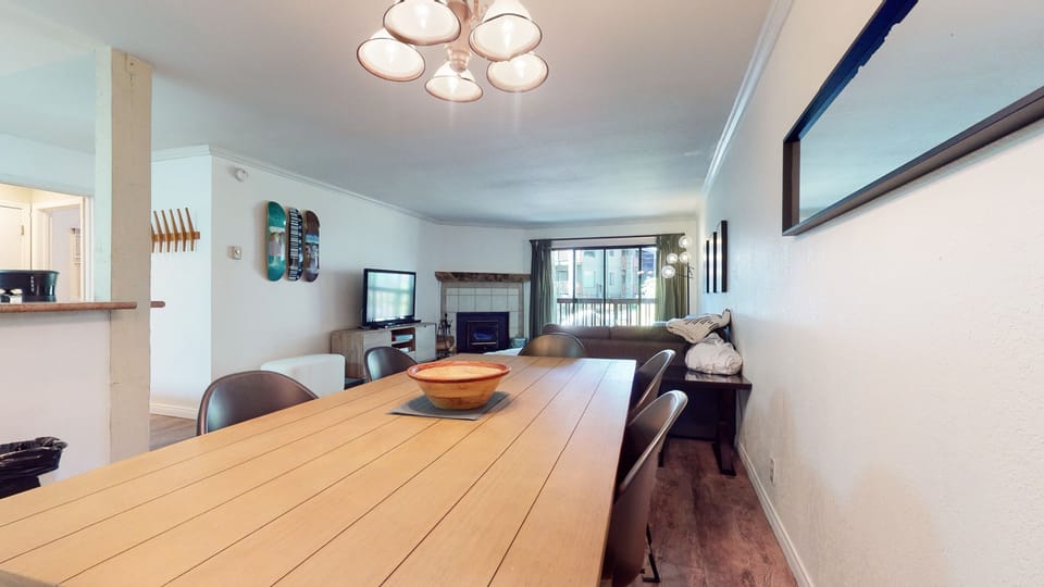 Room, Indoors, Flooring, Hardwood, Living Room