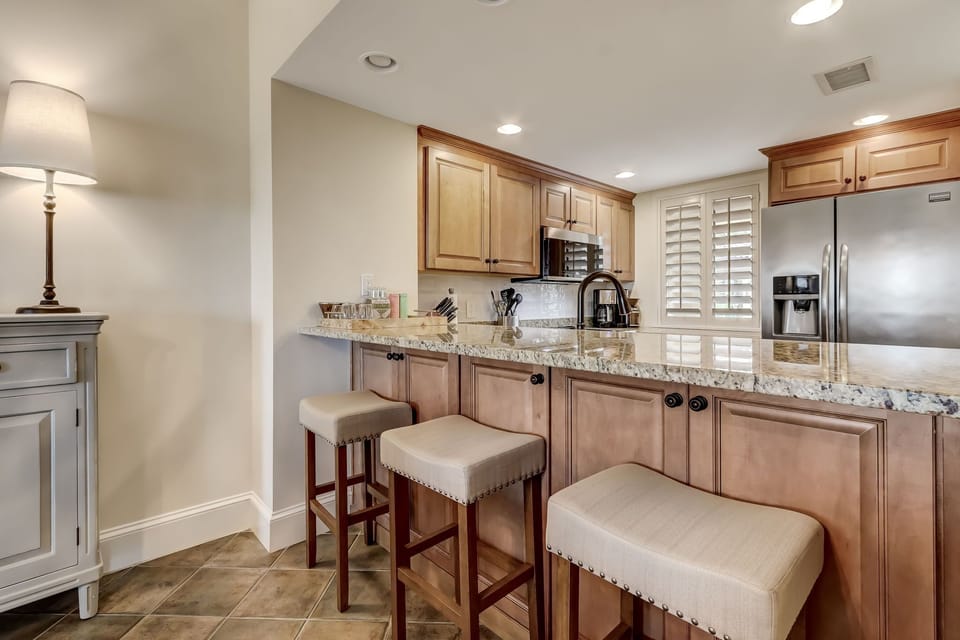 Stylish Dining Area with Seating for 4 at the Round Table and Counter Seating for 3