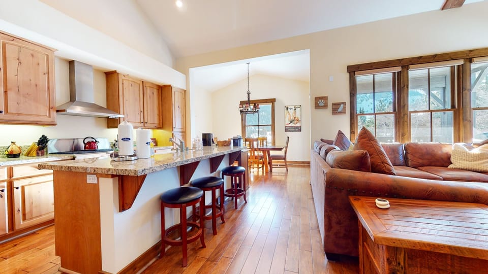 Indoors, Hardwood, Flooring, Floor, Living Room