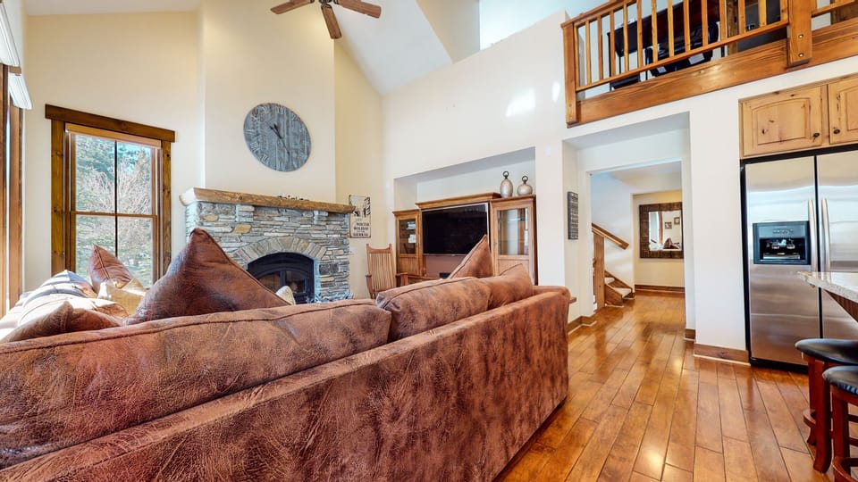 Living Room, Indoors, Furniture, Flooring, Floor