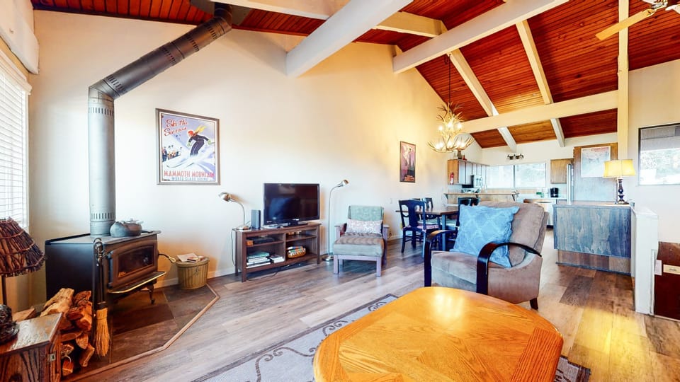 Living Room, Indoors, Furniture, Screen, Hardwood