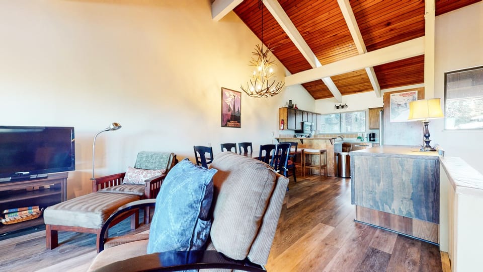 Indoors, Living Room, Furniture, Hardwood, Screen