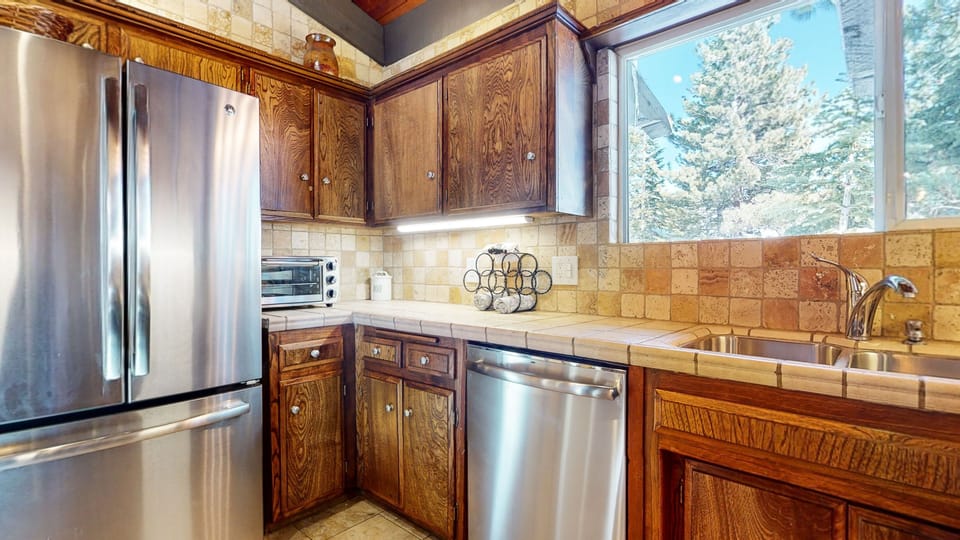 Indoors, Refrigerator, Microwave, Oven, Sink