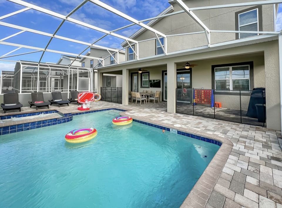  Private pool with spa and barbecue grill