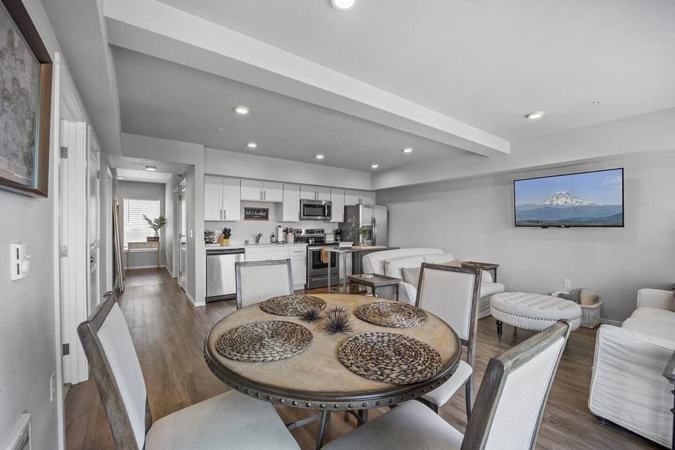 Comfortable dining overlooking Commencement Bay
