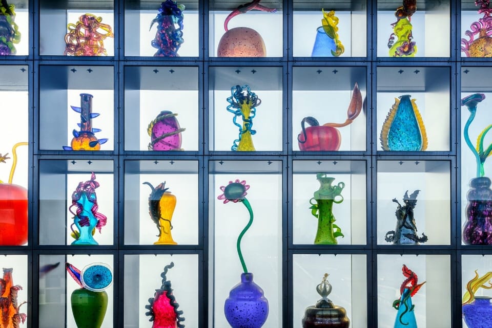 Walk to the glass museum