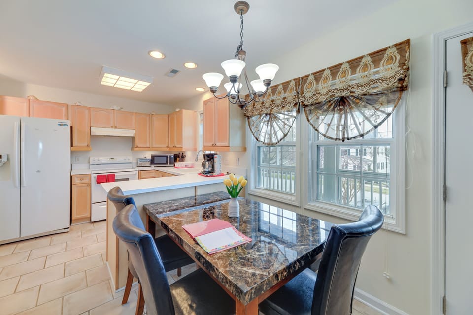 Full Kitchen | Dining Area | Cooking Basics