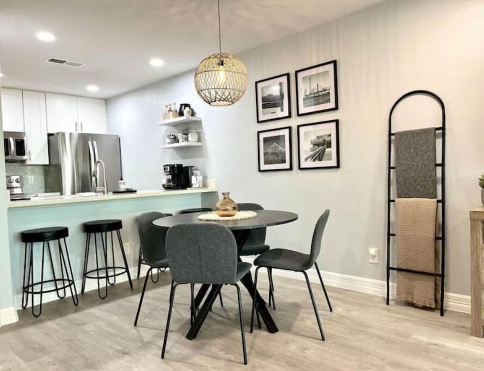 Dining table that fits 4 plus 4 bar stools.