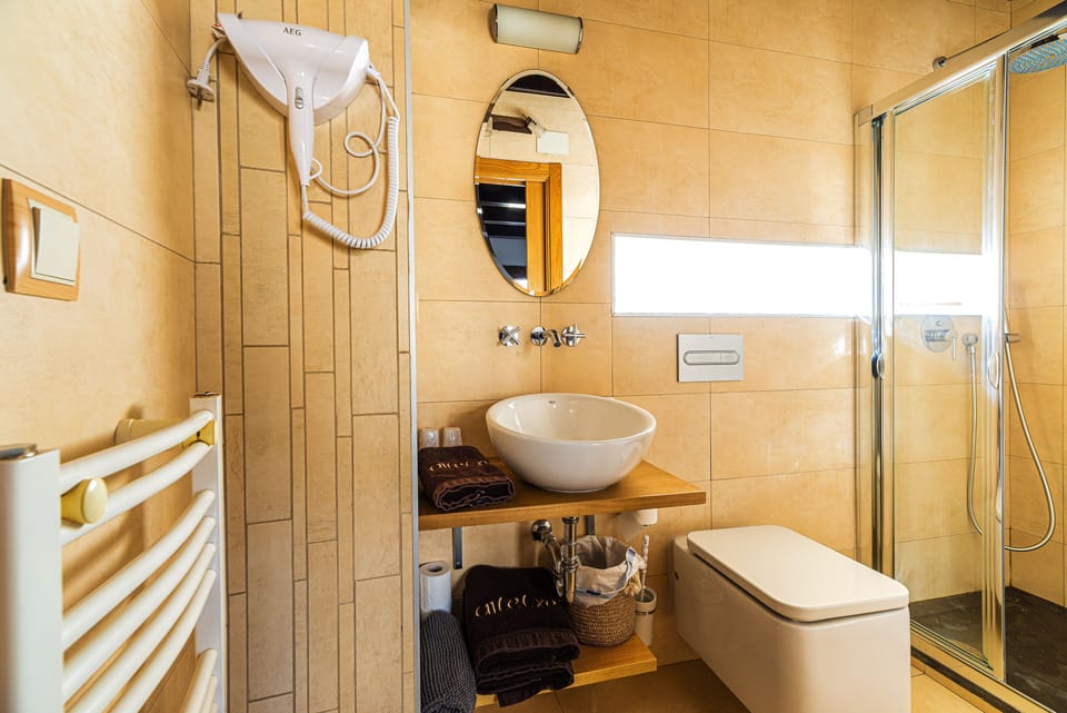 Economy House | Bathroom | Free toiletries, hair dryer, towels