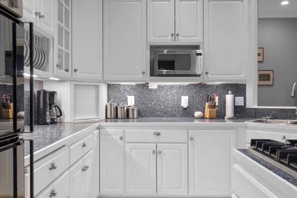 Modern appliance throught out the kitchen