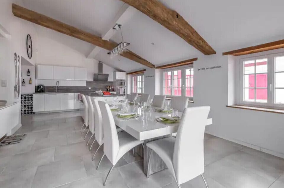 Spacious kitchen - seating for 12