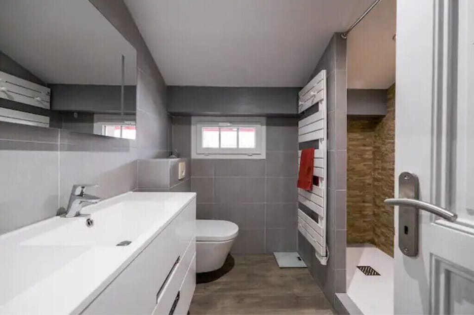 Full shower room