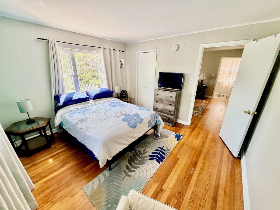 Queen Bed w Smart TV
