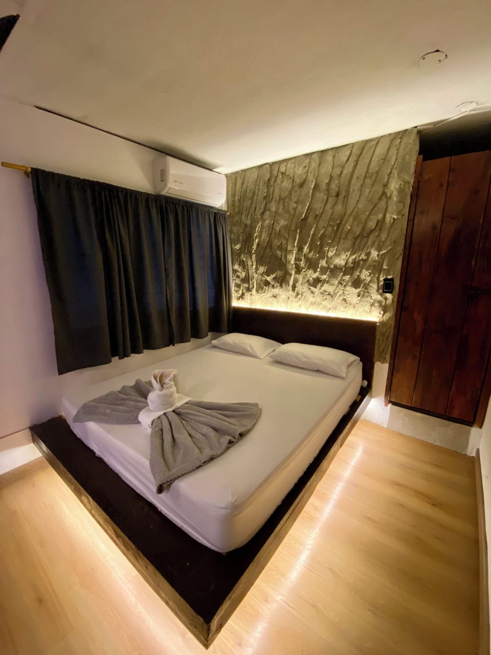 Exclusive Studio Suite | Hypo-allergenic bedding, individually decorated, blackout drapes