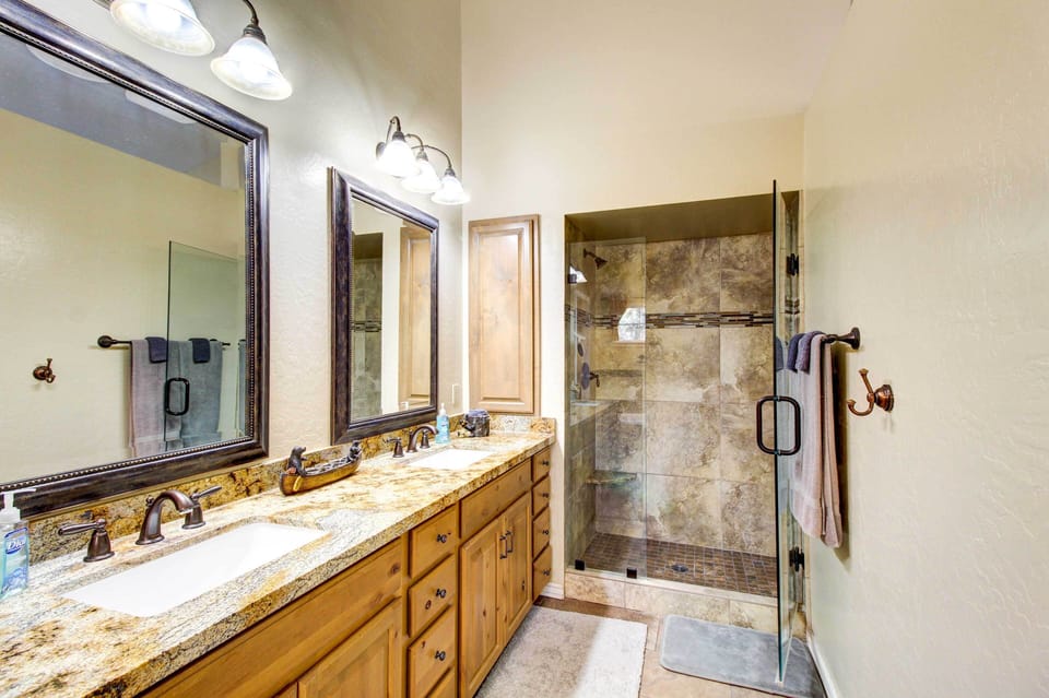 Full Bathroom | Complimentary Toiletries