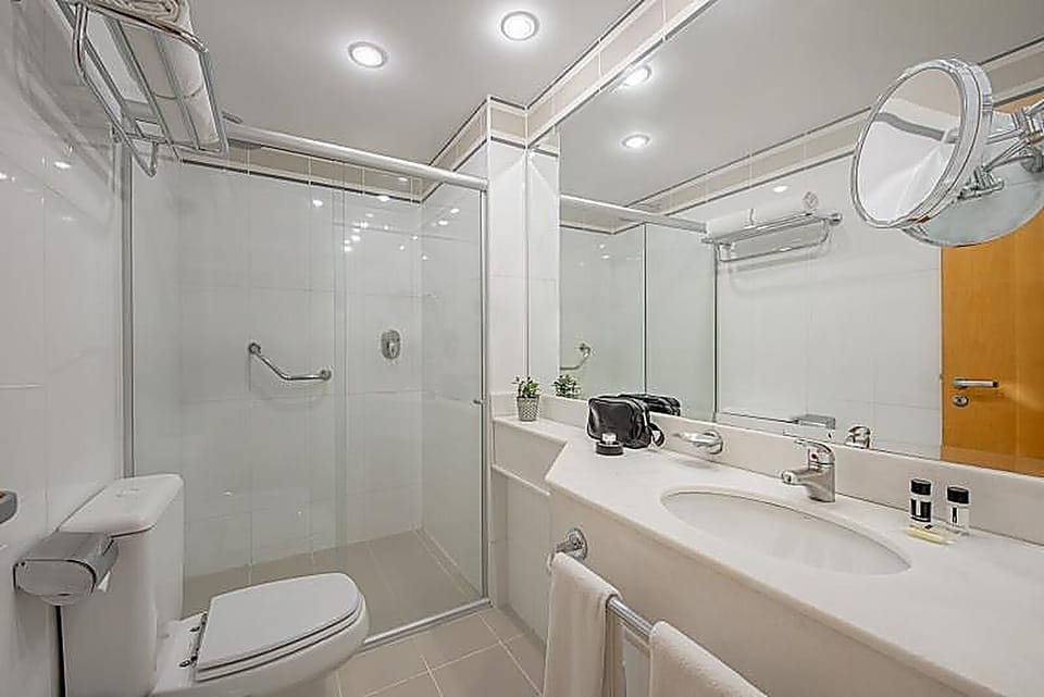Suíte Casal - 1 Cama King | Bathroom | Shower, rainfall showerhead, free toiletries, hair dryer