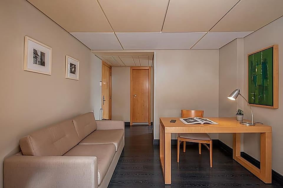 Suíte Casal - 1 Cama King | Minibar, in-room safe, desk, blackout drapes