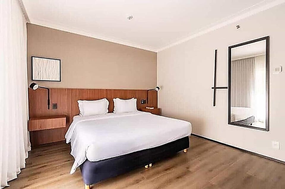 Double Room (Standard, 1 cama Casal - PCD) | Minibar, in-room safe, desk, blackout drapes