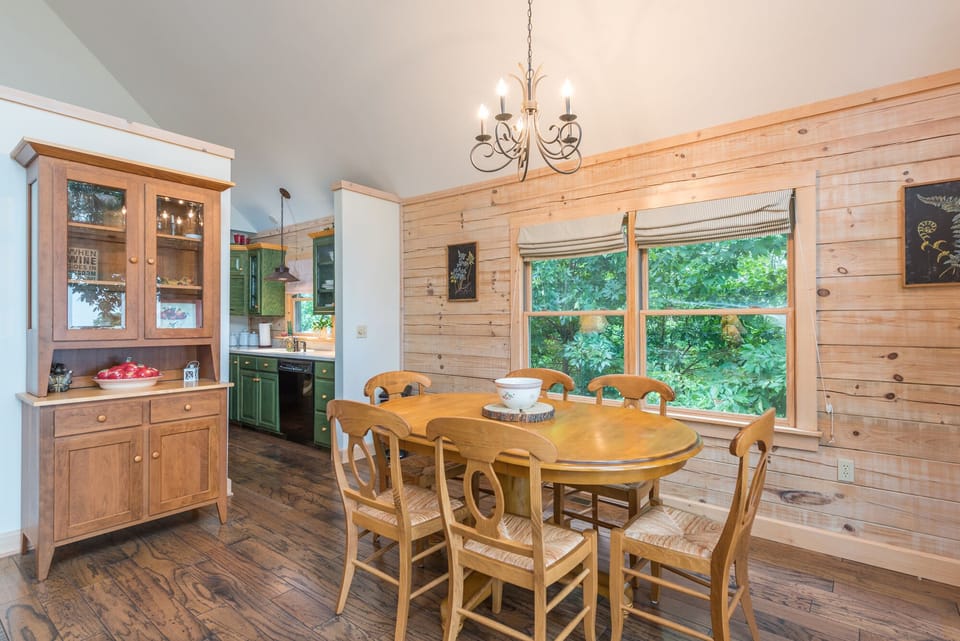Dining area with seating for 6.