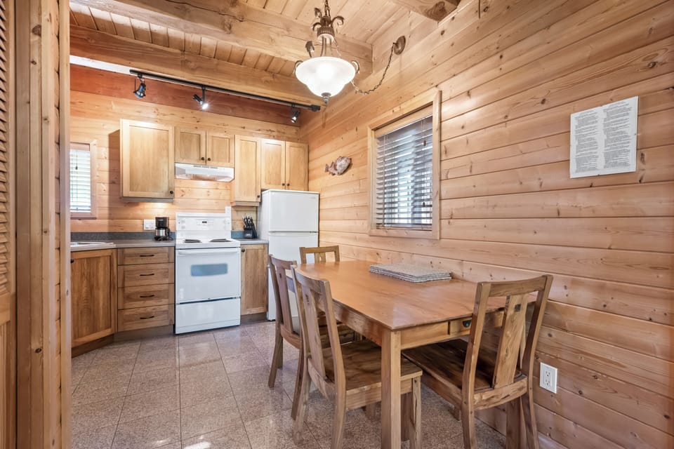 Wild Pacific Suit B - Adults Only. No Pets. | In-room dining