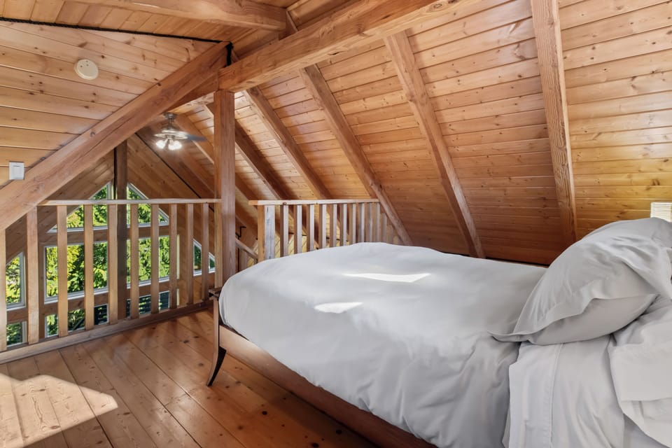 Wild Pacific Suit B - Adults Only. No Pets. | Free WiFi, bed sheets