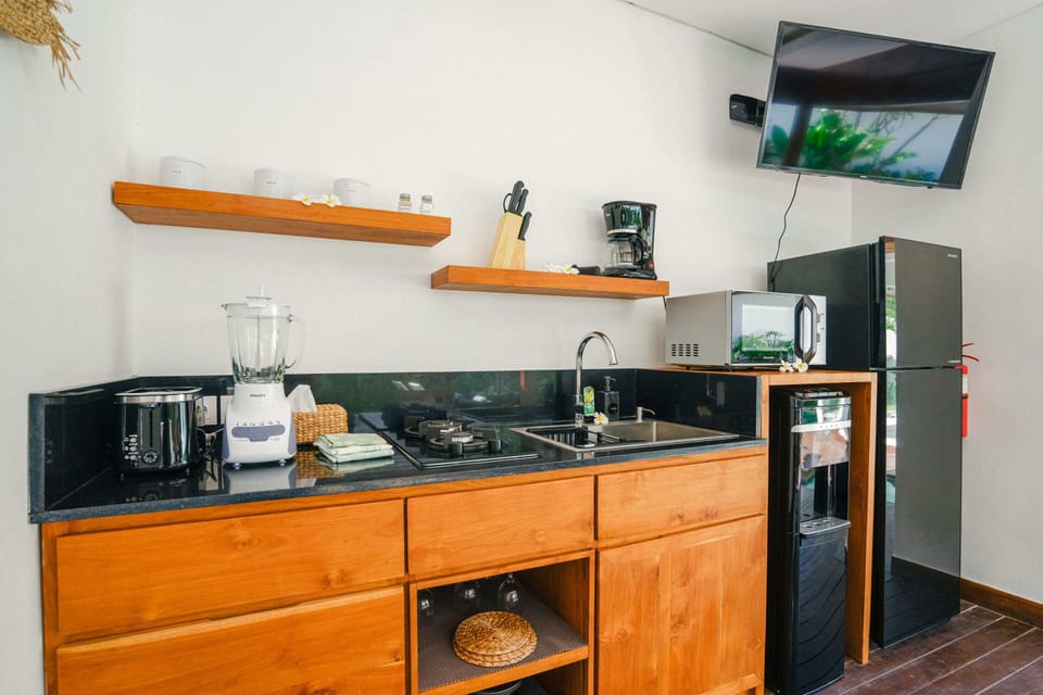 Basic Villa, 1 King Bed | Private kitchen | Fridge, microwave, stovetop, toaster