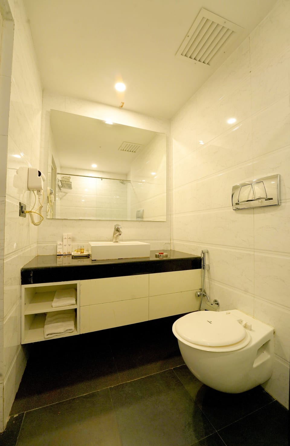 Shower, hydromassage showerhead, hair dryer, towels